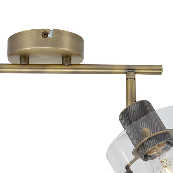 Detailaufnahme einer Deckenleuchte mit Glasschirm und Metallelementen