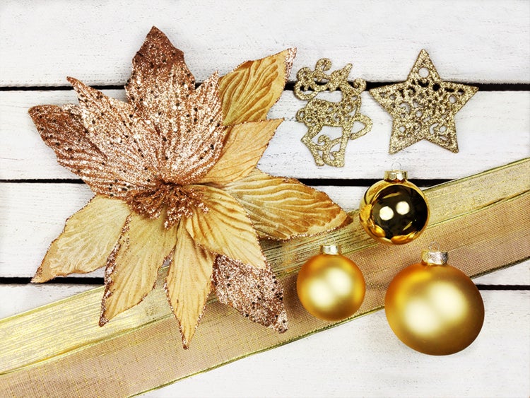 Weihnachtsbaumschmuck-Set mit Christbaumkugeln, Anhängern und Zierblumen