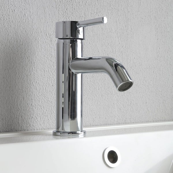 Einzelner verchromter Waschtischmischer auf einem Waschbecken