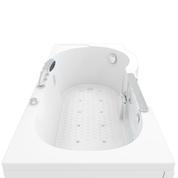 Detailansicht einer Badewanne mit Duschkopf und Armaturen