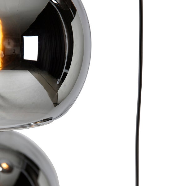 Detailaufnahme einer Pendelleuchte mit runden Lampenschirmen