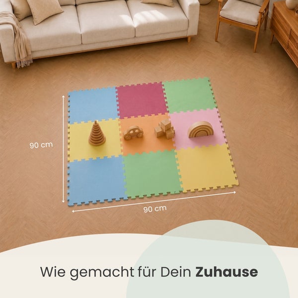 Quadratische Spielmatte aus Schaumstoff mit Puzzleelementen, Maße 90 mal 90 Zentimeter, ausgelegt in einem Wohnzimmer mit Holzspielzeug.