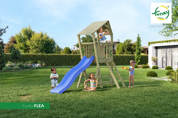 Holz-Spielturm Funky FLEA mit Rutsche und Leiter auf einem Rasen im Garten. Kinder spielen an dem Klettergerüst. Funky Combo Logo.
