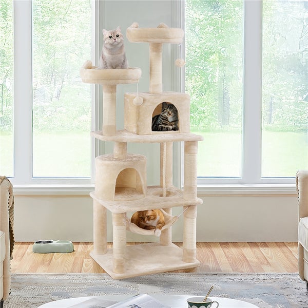 Katzenkratzbaum mit mehreren Ebenen, Katzenhäusern, Hängematte und Sisalstämmen in einem Wohnzimmer mit drei Katzen