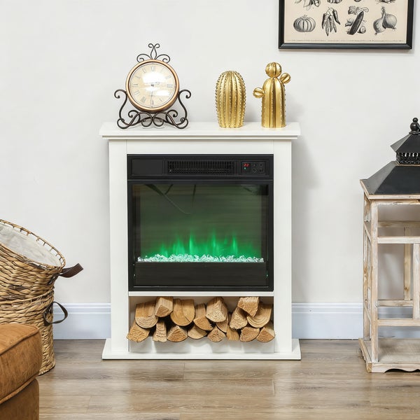 Elektrokamin mit weißer Umrandung, grünem Flammeneffekt und integriertem Holzstaufach mit Holzscheiten in einem gemütlichen Wohnzimmerambiente.