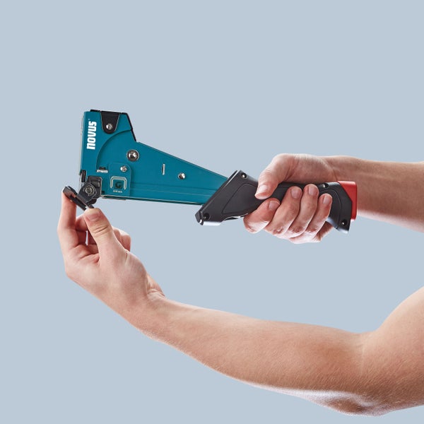 Novus Tools Hammertacker J-055, 6–14 mm Typ G, Premium-Tacker geeignet für Flachdrahtklammern mit Prallplatte für Oberflächenschutz 030-0454