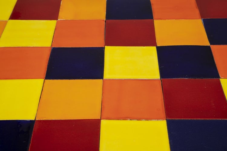 Quadratische Bodenfliesen in verschiedenen Farben