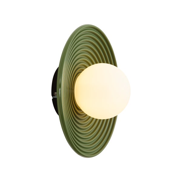 Wandleuchte mit spiralförmigem Metallschirm und kugelförmigem Leuchtmittel