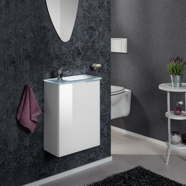 Modernes Badezimmer mit Waschbeckenunterschrank, Spiegel und Dekoration