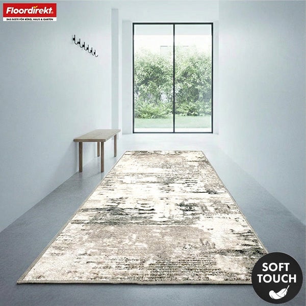 Szene eines Flurs mit einem beigen Teppich mit abstraktem Muster, einer Holzbank und einer Garderobe.