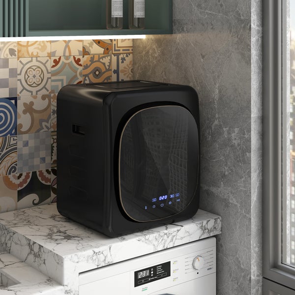 Badezimmer mit zwei Waschbecken, beleuchteten Spiegeln und Marmorfliesen