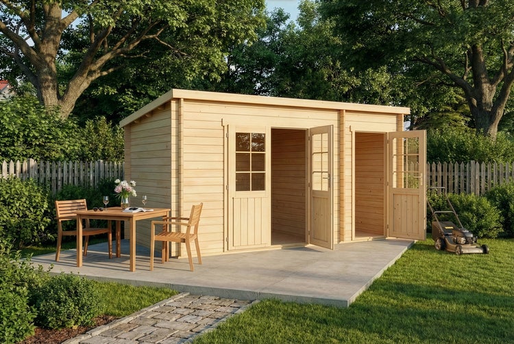 Gartenhaus aus hellem Holz mit Pultdach, einer Doppeltür und einer Einzeltür mit Glaseinsätzen, stehend auf einer gepflasterten Terrasse im Garten.