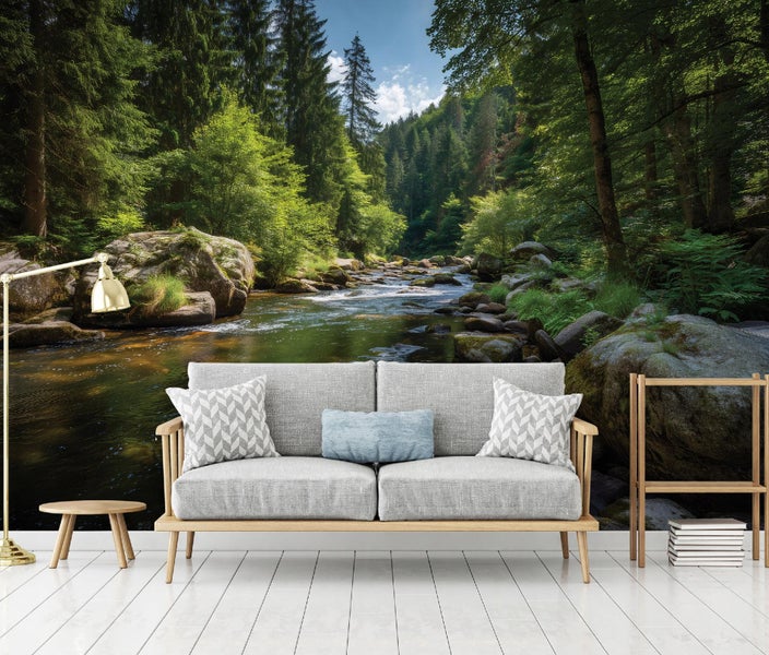 Fototapete mit Waldfluss-Motiv hinter Sofa, Beistelltisch und Regal