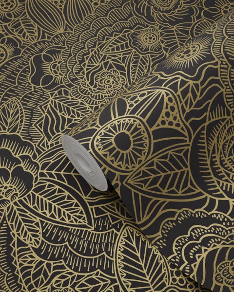 Eine Rolle Tapete mit abstraktem floralem Muster in Gold auf dunklem Hintergrund.