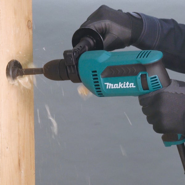 Makita Bohrmaschine mit Holzbohrer auf einer Holzoberfläche