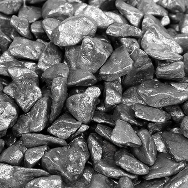 Anthrazitfarbener Ziersplitt mit metallischem Glanz für die Gestaltung von Gärten und Wegen.