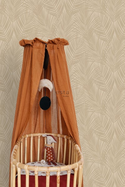 Kinderzimmer-Szene mit Babybett, Baldachin und dekorativer Tapete