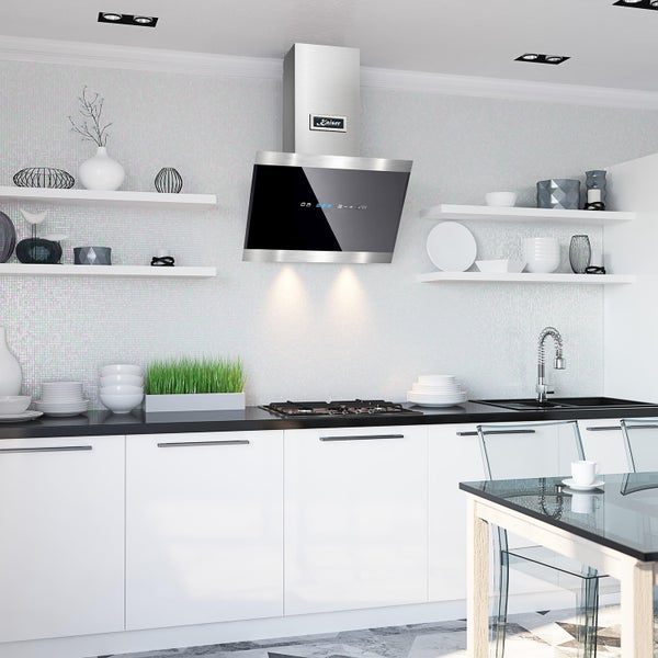 Moderne Wandesse aus Edelstahl und Glas in einer hellen, offenen Küche mit weißen Küchenschränken und beleuchtetem Kochfeld.