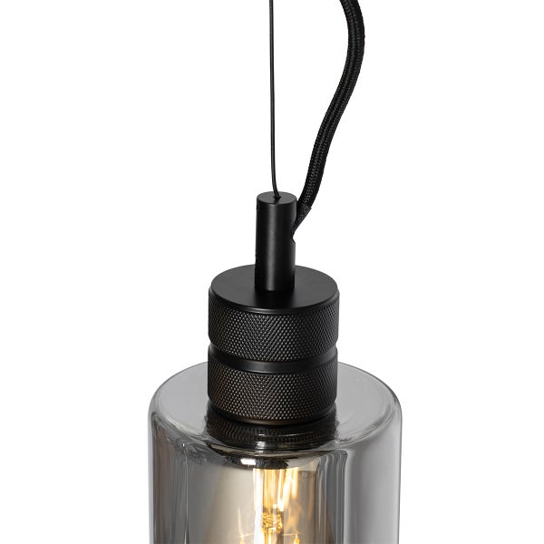 Hängelampe mit transparentem Glasschirm und schwarzer Aufhängung