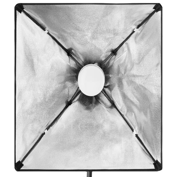 Quadratische Softbox für Studiobeleuchtung mit silberner Reflexionsschicht und zentralem Leuchtmittel.