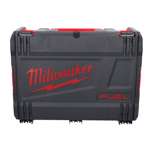 Schwarzer Milwaukee FUEL Werkzeugkoffer aus Kunststoff mit rotem Logo.