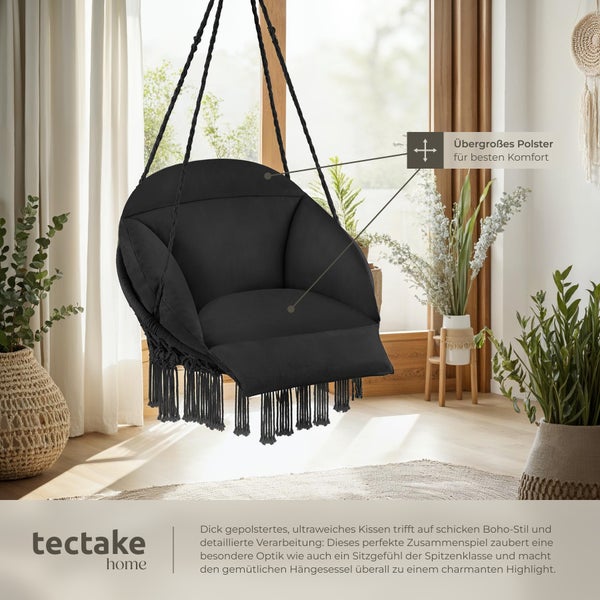 Hängesessel mit dicken Polstern und Fransen im Wohnzimmer