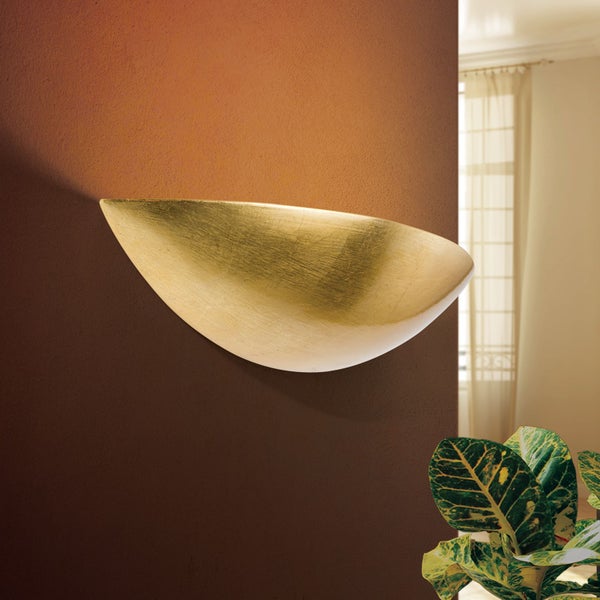 Moderne halbrunde Wandleuchte aus Metall in Blattgoldoptik, montiert an einer Wand in einem Wohnraum.