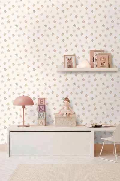 Kindertapete mit Blumenmuster in einer modern eingerichteten Spielecke mit Schreibtisch und Wandregal.