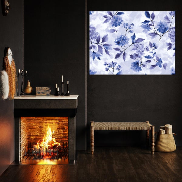 Szene mit Kamin, Bank, Sack mit Holz und einem Wandbild mit floralem Muster