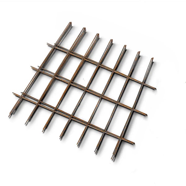 Baustahlmatte aus geripptem Stahl zur Bewehrung von Beton.