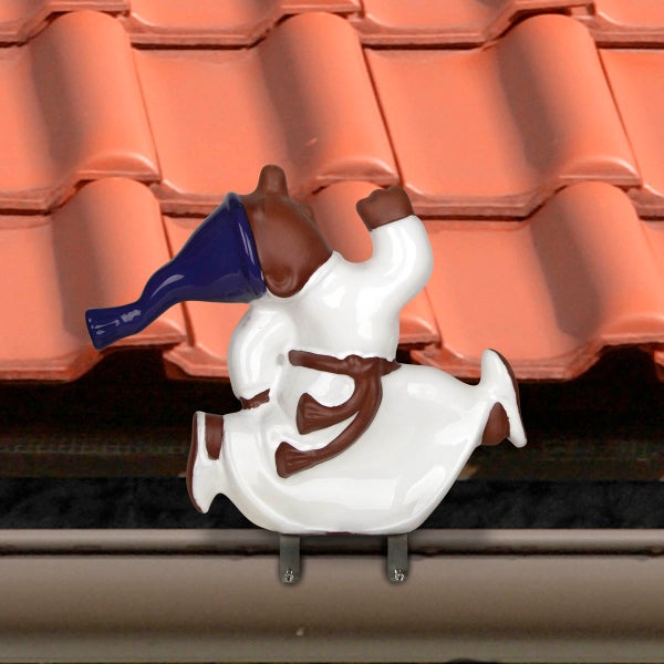 Dekoratives Dachmännchen aus Keramik in Form eines laufenden Zwergs, montiert an einer Dachrinne vor Dachziegeln.