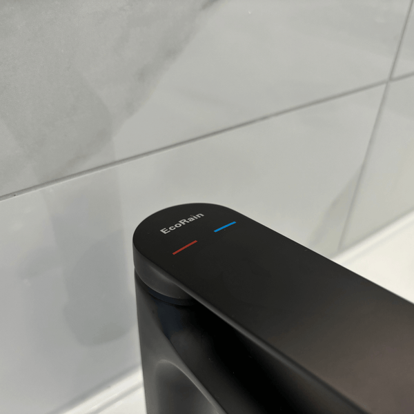 Nahaufnahme einer schwarzen EcoRain Armatur mit Temperaturanzeige