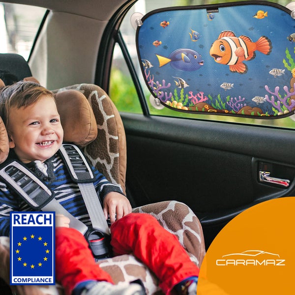 Auto-Sonnenschutz mit Unterwassermotiv und Saugnäpfen am Fenster neben einem Kind im Kindersitz. REACH Konformität und Caramaz Logo.
