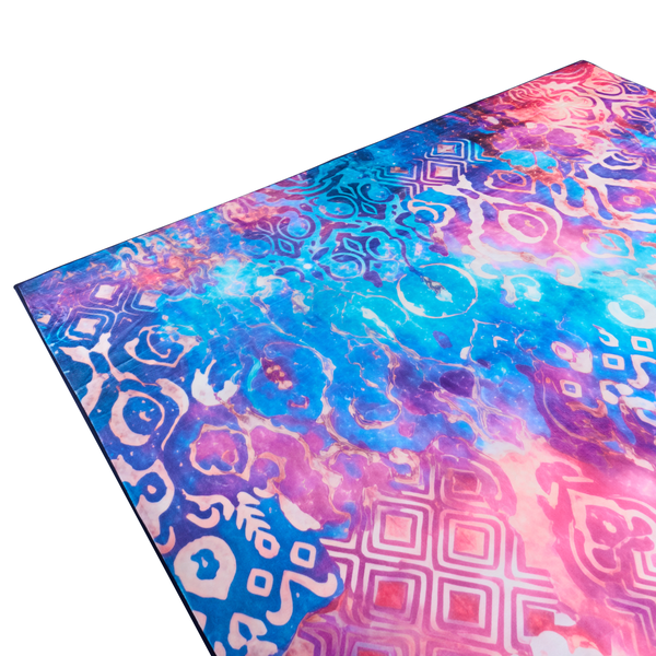 Teppich mit Galaxie-Muster und orientalischen Ornamenten in Blau, Pink und Violett.