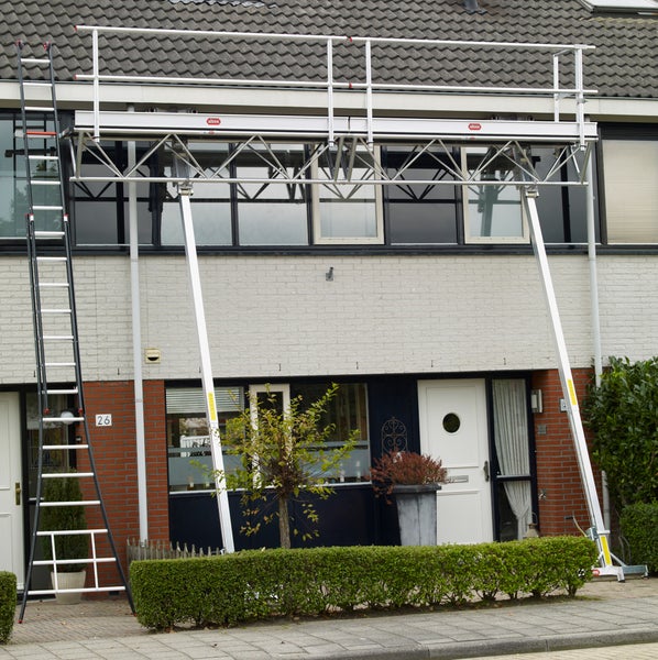 Aufgebautes Gerüst vor einem Haus mit Leiter für Fassadenarbeiten