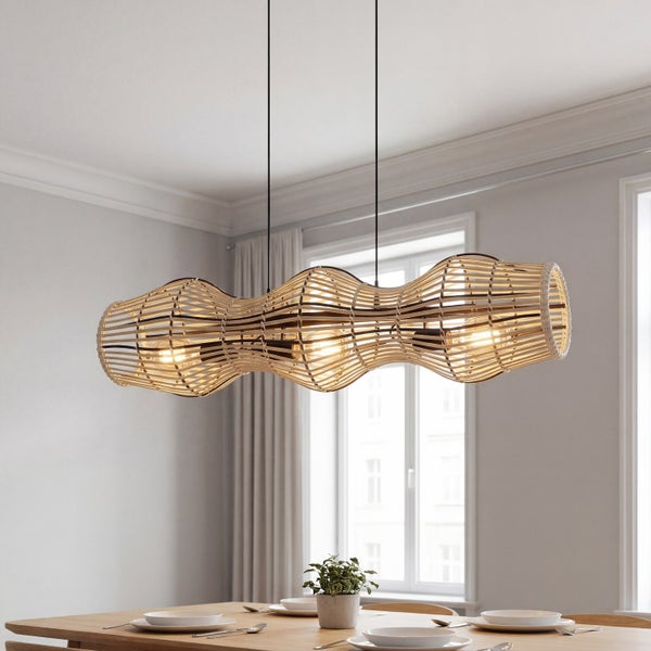 Pendelleuchte aus Rattan in Wellenform über einem Esstisch in einem hellen, modernen Esszimmer.