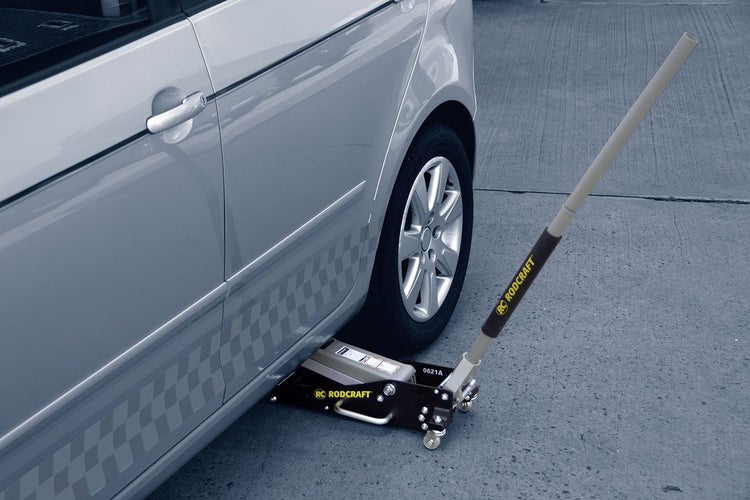 Rangierwagenheber unter einem Auto für den Reifenwechsel