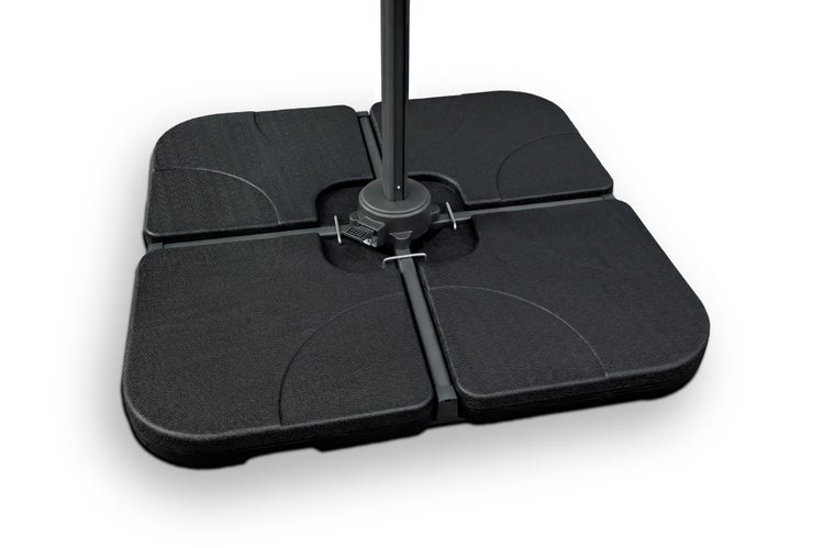 Sonnenschirmständer mit Kreuzfuß und vier schwarzen Beschwerplatten aus Kunststoff.