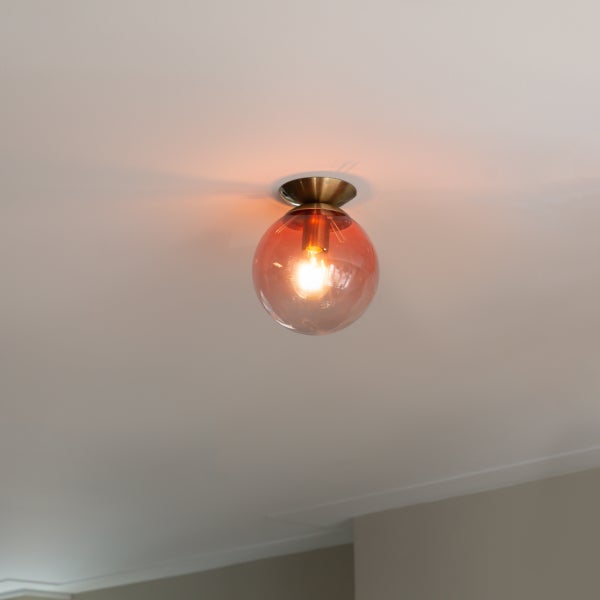 Deckenleuchte mit runder, durchsichtiger Glaskugel