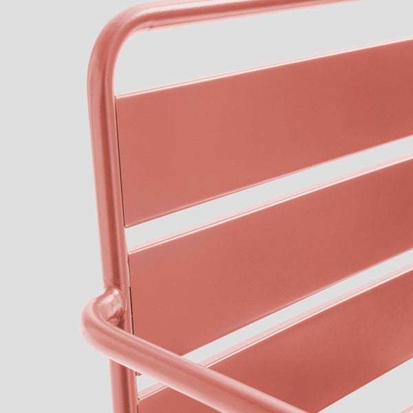 Detailansicht der Rückenlehne eines Gartenstuhls aus Metall mit Querstreben in der Farbe Koralle.