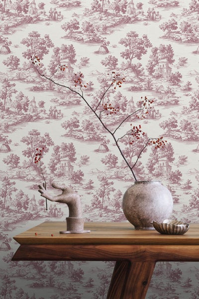 Dekorative Tapete mit Landschaftsmotiv in einem Raum mit Holztisch und Vasen