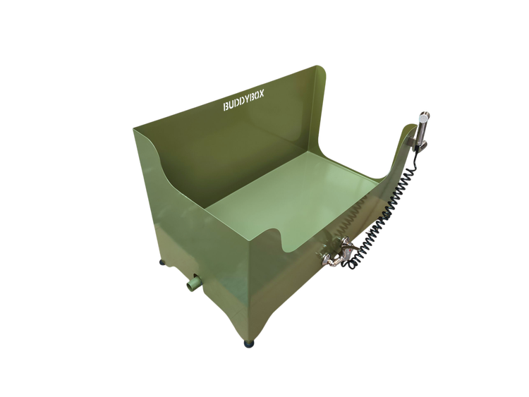 Olivgrüne Hundewaschanlage Buddybox aus Metall mit Handbrause, Spiralschlauch und hohem Spritzschutz.