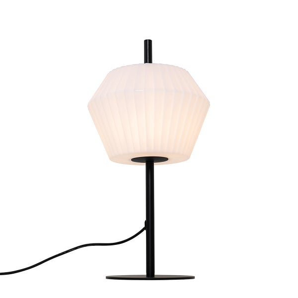 Moderne Tischleuchte mit plissiertem weißem Glasschirm, schlankem schwarzem Metallstab und flachem rundem Sockel.