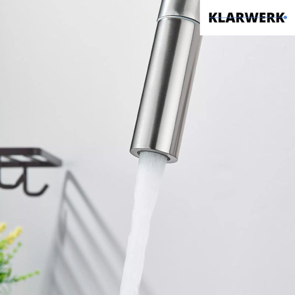 Küchenarmatur Auslauf aus Edelstahl mit fließendem Wasser, Klarwerk Logo.