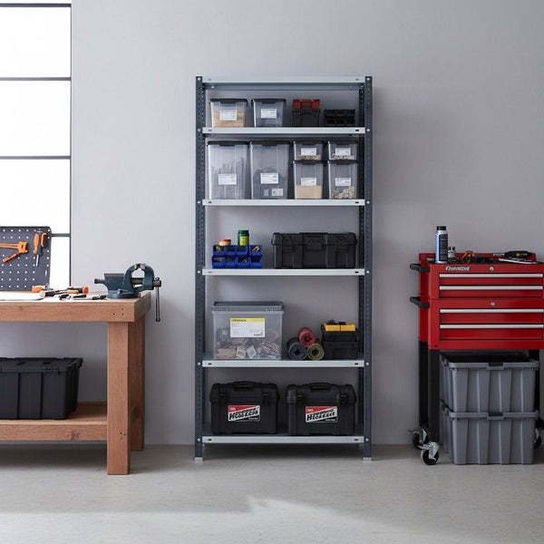 Organisierte Werkstatt mit Metallregal, Werkbank mit Schraubstock und Werkzeugwagen. Inklusive Lagerboxen und Werkzeugkoffern.