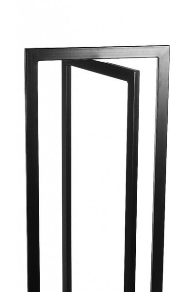 Detailansicht eines schwarzen Metallgestells