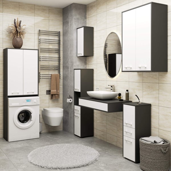 Modernes Badezimmer mit Waschmaschine, Toilette, Waschbecken, Spiegel und Stauraummöbeln