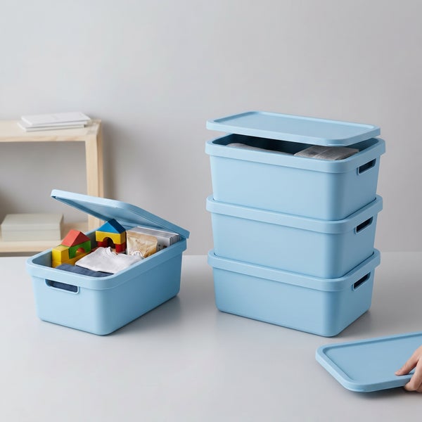 Set mit stapelbaren Kunststoff Aufbewahrungsboxen mit Deckel zur Organisation von Gegenständen.