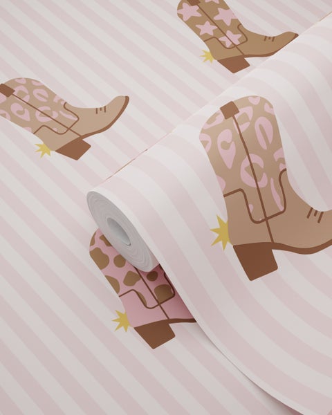 Vliestapete mit Cowboy-Stiefeln, Sternen und diagonalen Streifen zur dekorativen Wandgestaltung.