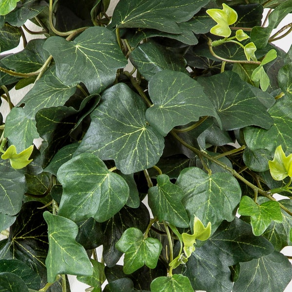 Künstlicher Efeu mit grünen Blättern und sichtbaren Blattadern zur Dekoration.